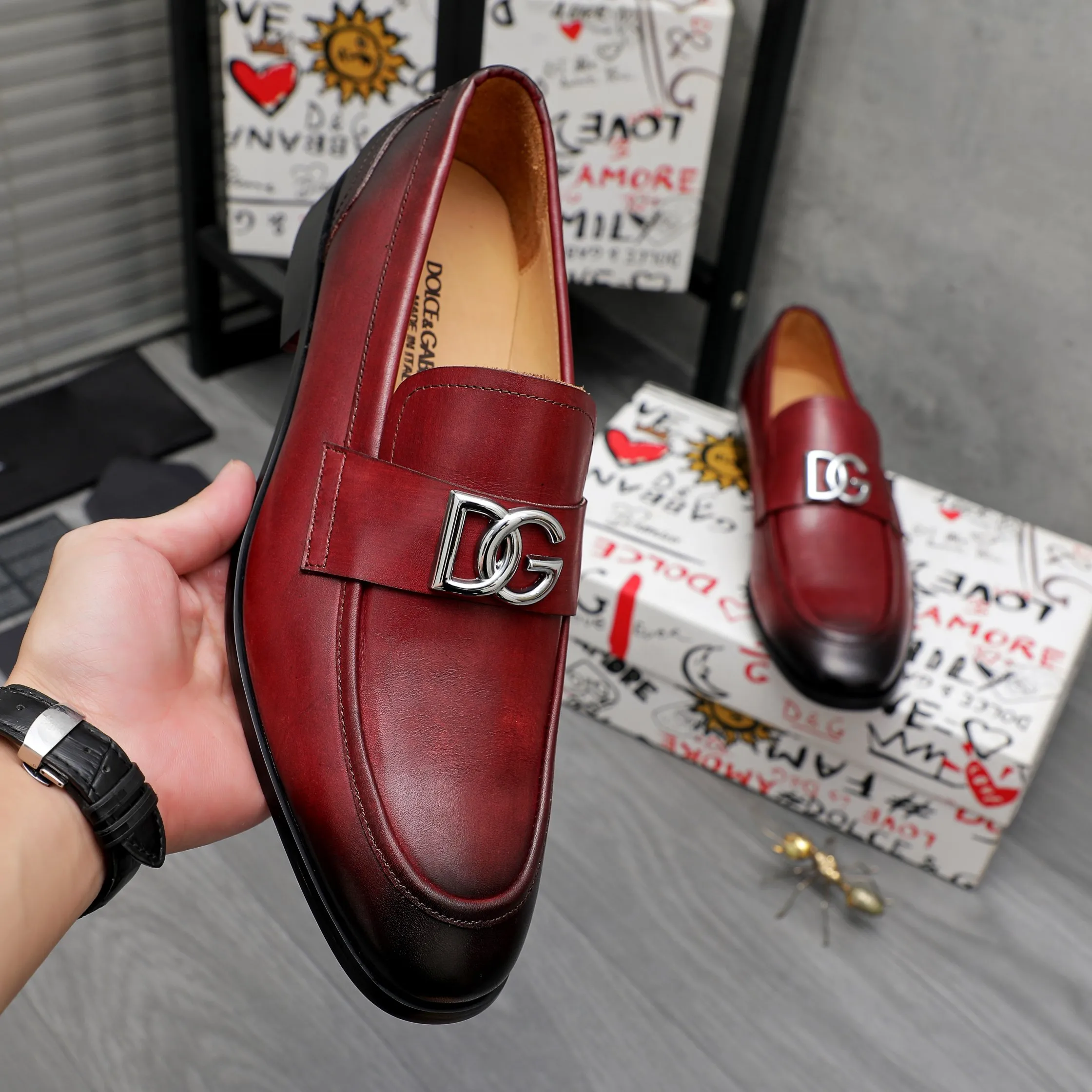 Men's shoes 💰500 Product trademark: DG (Dolce & Gabbana) business casual leather shoes Regular size: 38-45 (45 is custom-made and non-returnable) Product materials: Selected high-quality color-brushed cowhide upper, cowhide lining, original outsole